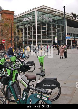 Biciclette e persone di fronte alla moderna estensione dell'ingresso alla stazione ferroviaria internazionale di St Pancras. Londra, Regno Unito Foto Stock