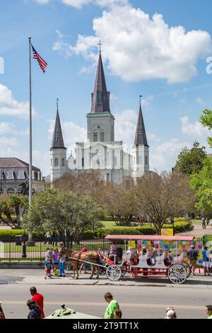 I venditori di cavalli e carrozze si allineano su Decatur Street di fronte a Jackson Square e al St. Louis nel quartiere francese di New Orleans, LOUISIANA Foto Stock