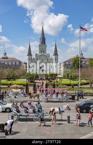 I venditori di cavalli e carrozze si allineano su Decatur Street di fronte a Jackson Square e al St. Louis nel quartiere francese di New Orleans, LOUISIANA Foto Stock