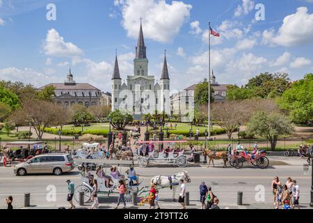 I venditori di cavalli e carrozze si allineano su Decatur Street di fronte a Jackson Square e al St. Louis nel quartiere francese di New Orleans, LOUISIANA Foto Stock