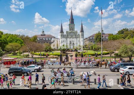 I venditori di cavalli e carrozze si allineano su Decatur Street di fronte a Jackson Square e al St. Louis nel quartiere francese di New Orleans, LOUISIANA Foto Stock