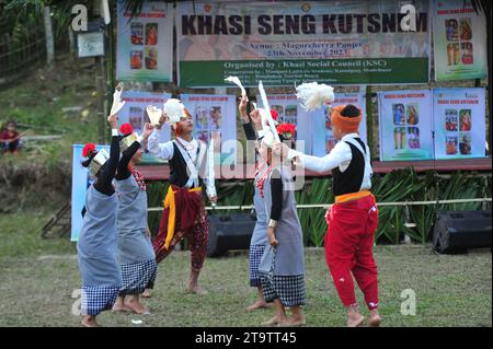 Sylhet, Bangladesh. 23 novembre 2023. Le tribù Khasi adornano con il loro abbigliamento tradizionale in occasione della celebrazione del Khasi Seng Kut Snem 2023 organizzato dal Consiglio sociale Khasi. Khasi Seng Kutsnem, un tradizionale festival di fine anno della comunità Khasi della grande Divisione Sylhet, si è tenuto nel campo Magurchhara Khasia Punji a Kamalganj. Il 23 novembre 2023 Sylhet, Bangladesh (foto di Rafayat Haque Khan/ Eyepix Group/Sipa USA) credito: SIPA USA/Alamy Live News Foto Stock