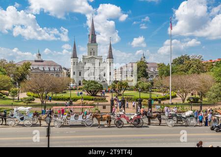 I venditori di cavalli e carrozze si allineano su Decatur Street di fronte a Jackson Square e al St. Louis nel quartiere francese di New Orleans, LOUISIANA Foto Stock