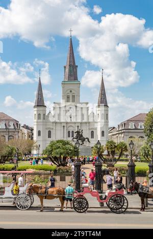 I venditori di cavalli e carrozze si allineano su Decatur Street di fronte a Jackson Square e al St. Louis nel quartiere francese di New Orleans, LOUISIANA Foto Stock