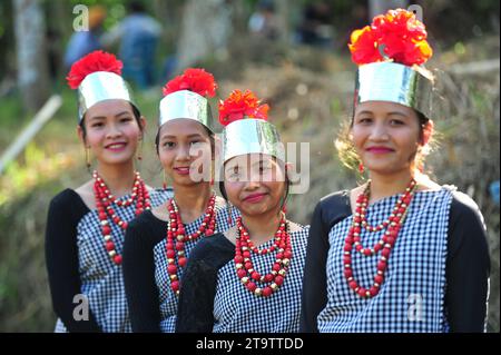 Sylhet, Bangladesh. 23 novembre 2023. Le tribù Khasi adornano con il loro abbigliamento tradizionale in occasione della celebrazione del Khasi Seng Kut Snem 2023 organizzato dal Consiglio sociale Khasi. Khasi Seng Kutsnem, un tradizionale festival di fine anno della comunità Khasi della grande Divisione Sylhet, si è tenuto nel campo Magurchhara Khasia Punji a Kamalganj. Il 23 novembre 2023 Sylhet, Bangladesh (foto di Rafayat Haque Khan/ Eyepix Group/Sipa USA) credito: SIPA USA/Alamy Live News Foto Stock