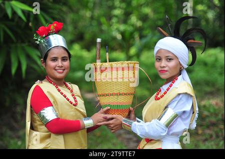 Sylhet, Bangladesh. 23 novembre 2023. Le tribù Khasi adornano con il loro abbigliamento tradizionale in occasione della celebrazione del Khasi Seng Kut Snem 2023 organizzato dal Consiglio sociale Khasi. Khasi Seng Kutsnem, un tradizionale festival di fine anno della comunità Khasi della grande Divisione Sylhet, si è tenuto nel campo Magurchhara Khasia Punji a Kamalganj. Il 23 novembre 2023 Sylhet, Bangladesh (foto di Rafayat Haque Khan/ Eyepix Group/Sipa USA) credito: SIPA USA/Alamy Live News Foto Stock