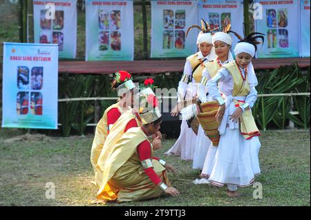 Sylhet, Bangladesh. 23 novembre 2023. Le tribù Khasi adornano con il loro abbigliamento tradizionale in occasione della celebrazione del Khasi Seng Kut Snem 2023 organizzato dal Consiglio sociale Khasi. Khasi Seng Kutsnem, un tradizionale festival di fine anno della comunità Khasi della grande Divisione Sylhet, si è tenuto nel campo Magurchhara Khasia Punji a Kamalganj. Il 23 novembre 2023 Sylhet, Bangladesh (foto di Rafayat Haque Khan/ Eyepix Group/Sipa USA) credito: SIPA USA/Alamy Live News Foto Stock