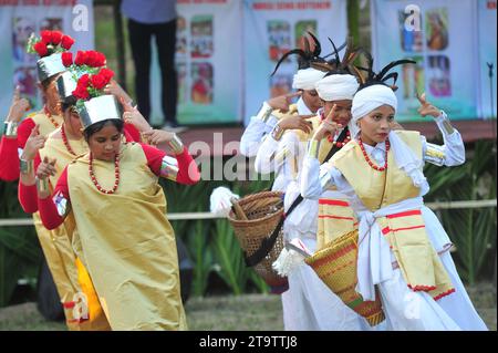 Sylhet, Bangladesh. 23 novembre 2023. Le tribù Khasi adornano con il loro abbigliamento tradizionale in occasione della celebrazione del Khasi Seng Kut Snem 2023 organizzato dal Consiglio sociale Khasi. Khasi Seng Kutsnem, un tradizionale festival di fine anno della comunità Khasi della grande Divisione Sylhet, si è tenuto nel campo Magurchhara Khasia Punji a Kamalganj. Il 23 novembre 2023 Sylhet, Bangladesh (foto di Rafayat Haque Khan/ Eyepix Group/Sipa USA) credito: SIPA USA/Alamy Live News Foto Stock