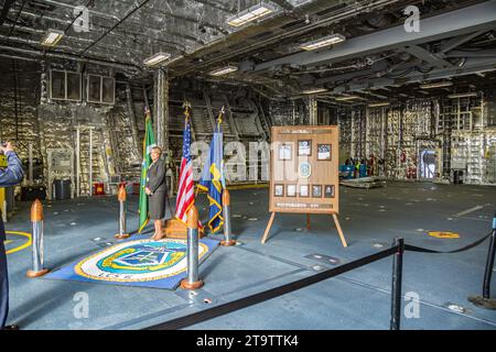 I cartelli danno il benvenuto ai visitatori a bordo della nave da guerra classe Independence USS Jackson LCS-6 durante la cerimonia di commissificazione a Gulfport, Mississippi Foto Stock