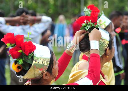 Sylhet, Bangladesh. 23 novembre 2023. Le tribù Khasi adornano con il loro abbigliamento tradizionale in occasione della celebrazione del Khasi Seng Kut Snem 2023 organizzato dal Consiglio sociale Khasi. Khasi Seng Kutsnem, un tradizionale festival di fine anno della comunità Khasi della grande Divisione Sylhet, si è tenuto nel campo Magurchhara Khasia Punji a Kamalganj. Il 23 novembre 2023 Sylhet, Bangladesh (foto di Rafayat Haque Khan/ Eyepix Group/Sipa USA) credito: SIPA USA/Alamy Live News Foto Stock