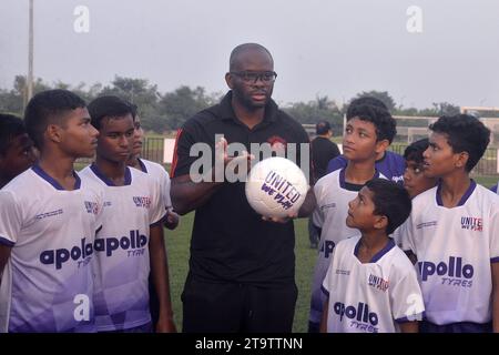 Kolkata, India. 21 novembre 2023. 21 novembre 2023, Calcutta, India: L'ex calciatore francese Louis Laurent Saha, frequenta la clinica sportiva per bambini e giovani come parte del lancio della quarta edizione del programma United We Play il 21 novembre 2023 a Calcutta. India. (Foto di Saikat Paul/Eyepix Group/Sipa USA) credito: SIPA USA/Alamy Live News Foto Stock