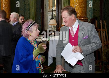 Mary Kenny e James Pembroke all'Oldie of the Year 2023, 23-11-23 Foto Stock