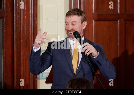 Sooty con Richard Cadell all'Oldie of the Year 2023, 23-11-23 Foto Stock