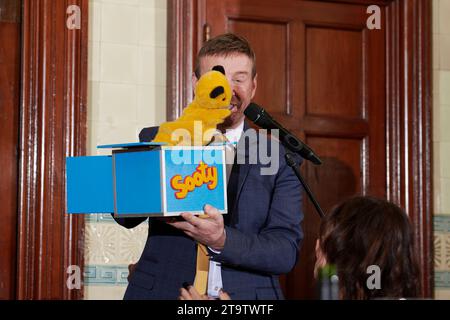 Sooty con Richard Cadell all'Oldie of the Year 2023, 23-11-23 Foto Stock