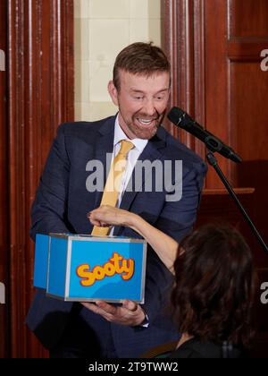 Sooty con Richard Cadell all'Oldie of the Year 2023, 23-11-23 Foto Stock