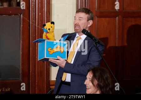 Sooty con Richard Cadell all'Oldie of the Year 2023, 23-11-23 Foto Stock