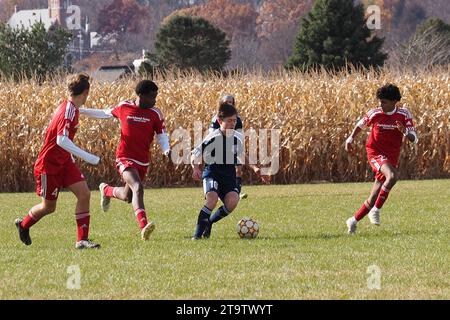 I ragazzi giocano a calcio in campo. Foto Stock