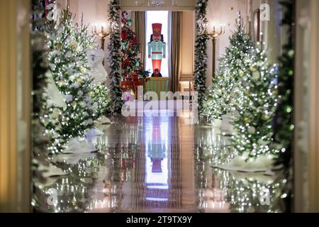 Washington, Stati Uniti. 27 novembre 2023. Un ritaglio di Nut Cracker è stato visto nella State Dining Room attraverso la Cross Hall alla Casa Bianca il 27 novembre 2023 a Washington DC la Casa Bianca ha svelato le 2023 decorazioni per le vacanze che sono state ispirate da come i bambini sperimentano la "magia, meraviglia e gioia" delle vacanze. (Foto di Samuel Corum/Sipa USA) credito: SIPA USA/Alamy Live News Foto Stock