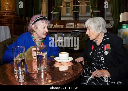 Mary Kenny e Patricia Owtram all'Oldie of the Year 2023 23-11-23; Foto Stock