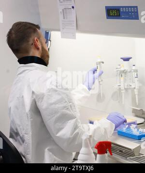 Parigi, Francia. 27 novembre 2023. Illustrazione di laboratorio e ricercatore di Parigi Biothec Sante per Start-up a Parigi, Francia, il 27 novembre 2023. Foto di Vernier/JBV NEWS/ABACAPRESS.COM Credit: Abaca Press/Alamy Live News Foto Stock