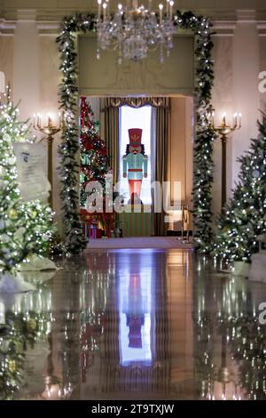 Washington, Stati Uniti. 27 novembre 2023. Un ritaglio di Nut Cracker è stato visto nella State Dining Room attraverso la Cross Hall alla Casa Bianca il 27 novembre 2023 a Washington DC la Casa Bianca ha svelato le 2023 decorazioni per le vacanze che sono state ispirate da come i bambini sperimentano la "magia, meraviglia e gioia" delle vacanze. (Foto di Samuel Corum/Sipa USA) credito: SIPA USA/Alamy Live News Foto Stock