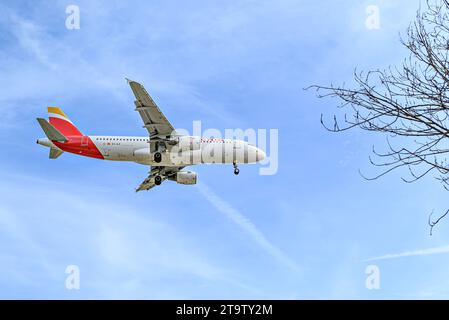 Barcellona, ​​Spain; 10 aprile 2023: Aereo Airbus A320 della compagnia Iberia, atterraggio all'aeroporto Josep Tarradellas di Barcellona-El Prat Foto Stock