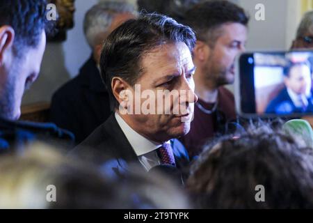 Napoli, Italia. 27 novembre 2023. Il leader politico del movimento delle cinque stelle, Giuseppe Conte nel corso del 25 novembre. Never Again, a Napoli il 27 novembre 2023 presso la sala giunta di Palazzo San Giacomo un evento organizzato dalla città di Napoli alla presenza del sindaco di napoli Gaetano Manfredi e dell'ex presidente della camera Roberto Fico&#XA;&#XA; Credit: Live Media Publishing Group/Alamy Live News Foto Stock