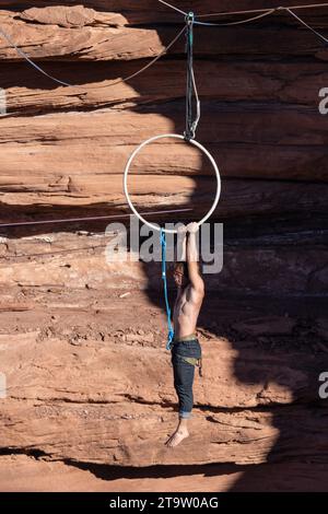 Un giovane si esibisce su un lyra o un canyon a 500 metri sopra il fondo del canyon in un festival di alto livello nello Utah. Foto Stock