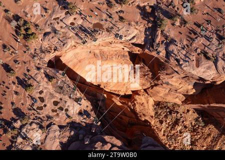 Vista aerea del Fruit Bowl nel Mineral Canyon, sede del GGBY Highline Festival vicino a Moab, Utah. Foto Stock