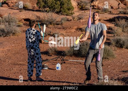 I partecipanti al GGBY Highlining Festival esercitano la loro giocoleria mentre non camminano in prima linea. Moab, Utah. Foto Stock