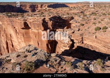 Vista aerea del Fruit Bowl nel Mineral Canyon, sede del GGBY Highline Festival vicino a Moab, Utah. Foto Stock