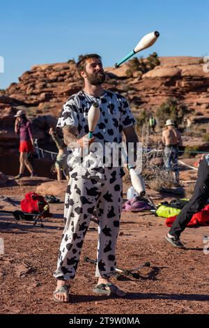 Un partecipante al GGBY Highlining Festival pratica la sua giocoleria senza camminare in prima linea. Moab, Utah. Foto Stock