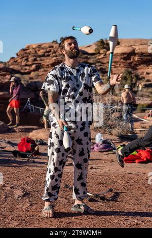 Un partecipante al GGBY Highlining Festival pratica la sua giocoleria senza camminare in prima linea. Moab, Utah. Foto Stock