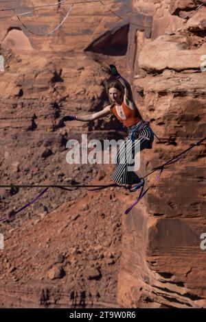 Una giovane donna che cammina su una linea principale al GGBY World Highline Festival nel Mineral Canyon vicino a Moab, Utah. Foto Stock