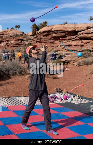 Un partecipante al GGBY Highlining Festival pratica la sua giocoleria senza camminare in prima linea. Moab, Utah. Foto Stock