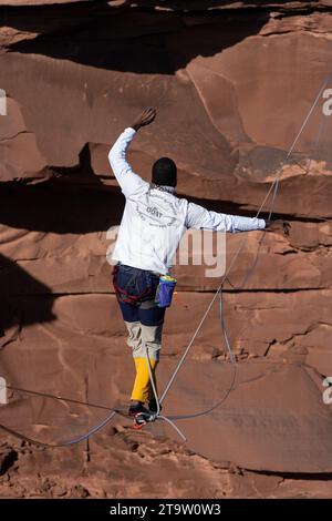 Un giovane nero che cammina su una linea principale al GGBY World Highline Festival nel Mineral Canyon vicino a Moab, Utah. Foto Stock