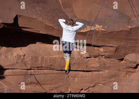 Un giovane nero che cammina su una linea principale al GGBY World Highline Festival nel Mineral Canyon vicino a Moab, Utah. Foto Stock