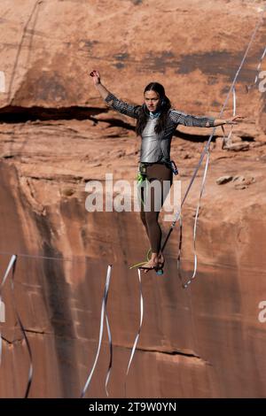 Una giovane donna che cammina su una linea principale al GGBY World Highline Festival nel Mineral Canyon vicino a Moab, Utah. Foto Stock