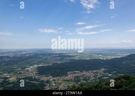 Vista panoramica aerea dalla Val di Chy o dalla Valchiusella, vista dell'anfiteatro morenico, formazione geologica, panorama ad alta risoluzione Foto Stock