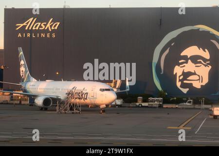 Un Boeing 737 dell'Alaska Airlines parcheggiato fuori da un hangar di manutenzione presso l'aeroporto SEATAC di Seattle, Washington, USA. Foto Stock