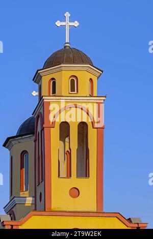 Chiesa ortodossa serba Torre San Tommaso Apostolo nel villaggio di Pojate pomeriggio soleggiato Foto Stock