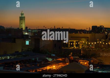 Nord Africa. Marocco. Marrakesh. Vista sui tetti di Marrakech con un minareto di una moschea sullo sfondo Foto Stock