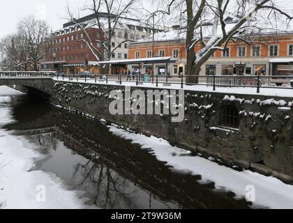 Vista del ponte sul canale tra gli edifici della città Foto Stock