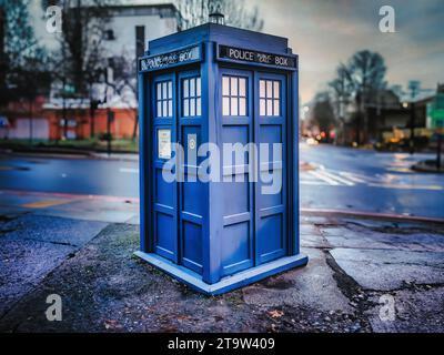 Doctor Who Replica TARDIS, cabina di polizia londinese in stile anni '1960 su Camden Road, utilizzata come capannone per la Kindness Offensive Charity Foto Stock