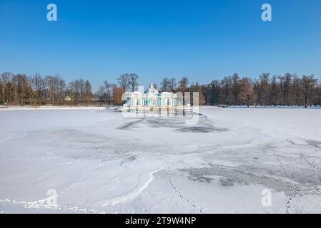 PUSHKIN, RUSSIA - 21 FEBBRAIO 2023: Il Padiglione delle Grotte sul lago Bolshoy. Catherine Park, Tsarskoe Selo Foto Stock