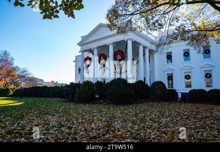 Washington, Stati Uniti. 27 novembre 2023. L'arredamento natalizio è visibile sul lato nord della Casa Bianca durante un'anteprima dei media natalizi alla Casa Bianca di Washington DC lunedì 27 novembre 2023. La First Lady Jill Biden ha annunciato il tema delle vacanze alla Casa Bianca del 2023: "Magia, meraviglia e gioia" delle feste. Foto di Leigh Vogel/UPI credito: UPI/Alamy Live News Foto Stock