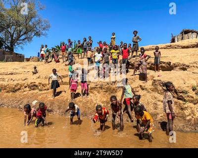 Madagascar, fiume Tsiribihina, gente in un villaggio lungo il fiume Foto Stock