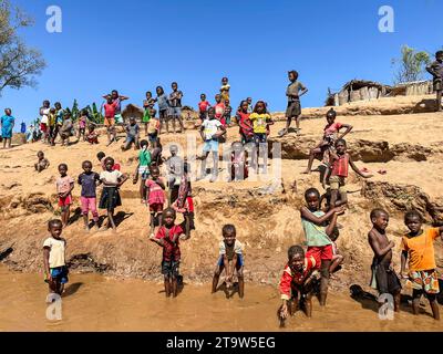 Madagascar, fiume Tsiribihina, gente in un villaggio lungo il fiume Foto Stock