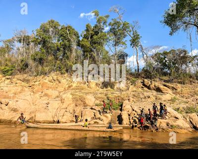 Madagascar, fiume Tsiribihina, gente in un villaggio lungo il fiume Foto Stock