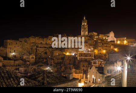 Vista panoramica dei tipici sassi di Matera e della chiesa di Matera capitale europea della Cultura 2019 UNESCO di notte Foto Stock